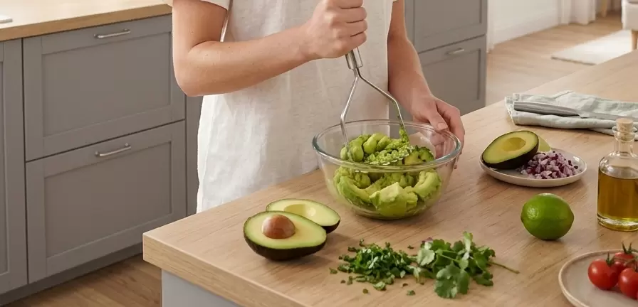 Замена дорогостоящих масок: как восстановить волосы с продуктами из холодильника