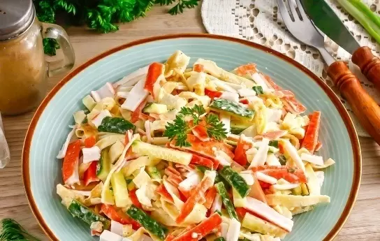 Салат с крабовыми палочками и яичными блинчиками