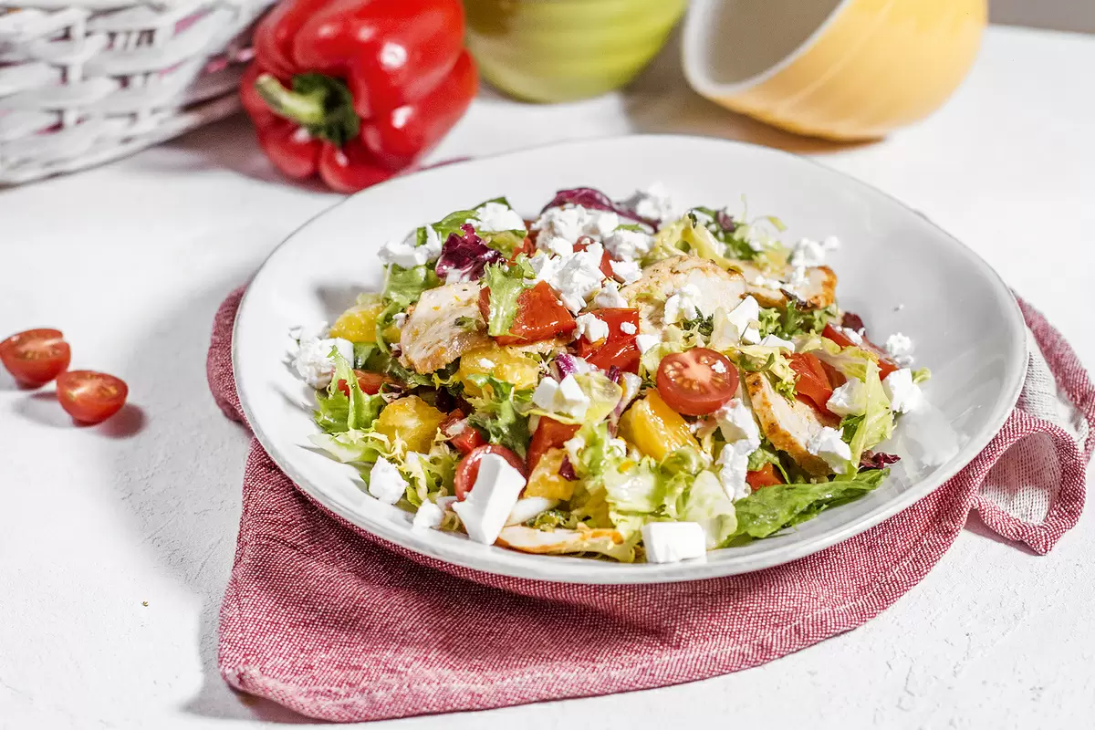 Салат Комотини: изысканная гармония курицы, брынзы и цитрусовых