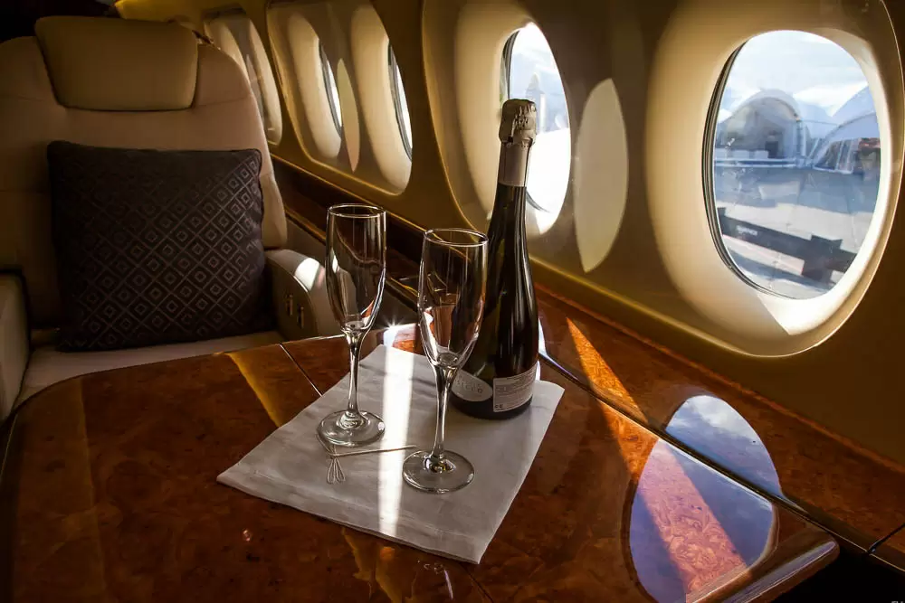 Как алкоголь влияет на организм в самолёте: новые факты