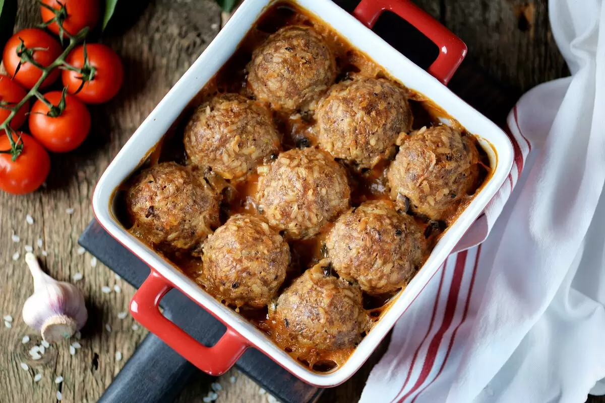 Тефтели в томатной подливе: простой и вкусный рецепт
