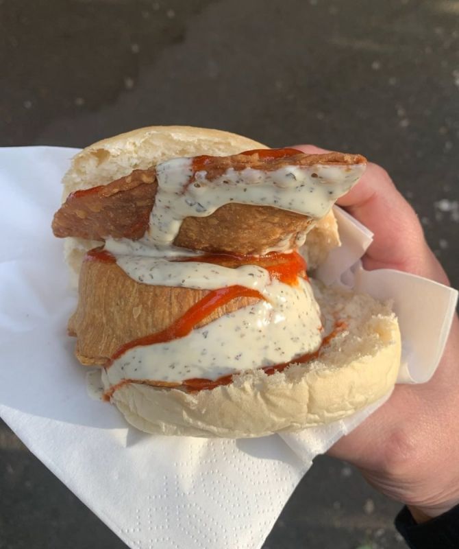 Pie Barm и простая история вкуса: почему в Британии пирог прячется между булочками