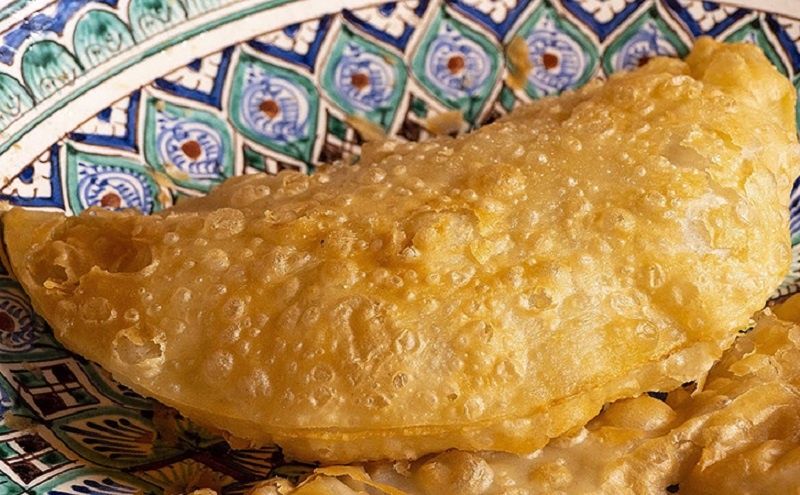 Неповторимые марокканские чебуреки: искусство тонкого теста и ароматной начинки