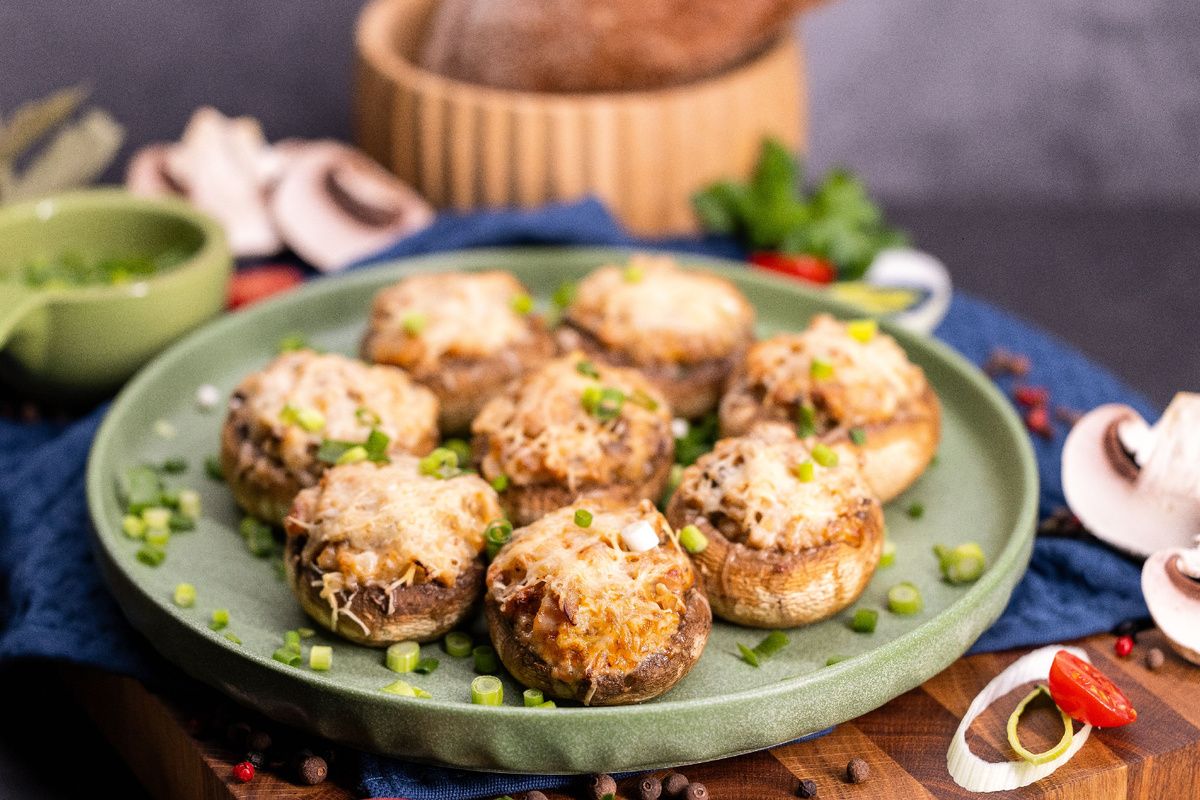 Фаршированные шампиньоны: ароматная закуска, которая соберёт всех на кухне